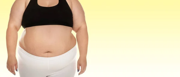 Nahaufnahme Der Übergewichtigen Frau Auf Farbigem Hintergrund Platz Für Text — Stockfoto