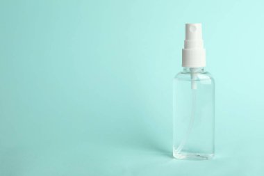 Açık mavi arka planda antiseptik sprey. Metin için boşluk