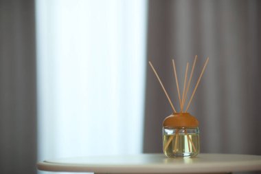 Aromatik kamış oda spreyi içerideki masada. Metin için boşluk