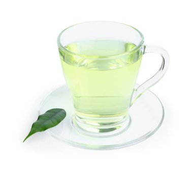 Beyaz üzerine izole edilmiş bir fincan yeşil çay ve yaprak.