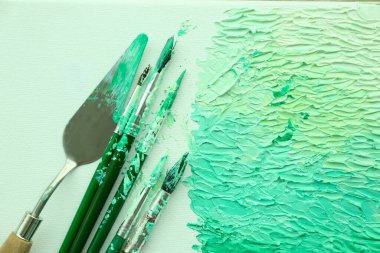 Soyut renkli sanat eserleri ve fırçalar, üst görünüm