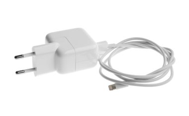 USB şarj cihazı beyazda izole edildi. Modern teknoloji