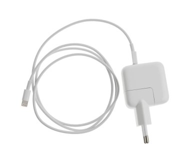 USB şarj cihazı beyaz, üstten görünüyor. Modern teknoloji