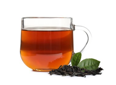 Beyaz arka planda taze ve kuru yapraklı lezzetli siyah çay.