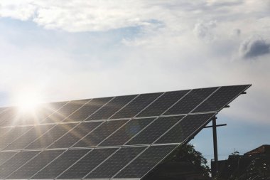 Güneş panelleri dışarı yerleştirildi. Alternatif enerji kaynağı