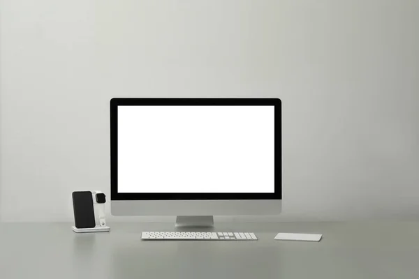 配备计算机和充电装置的现代工作场所 室内设计 — 图库照片