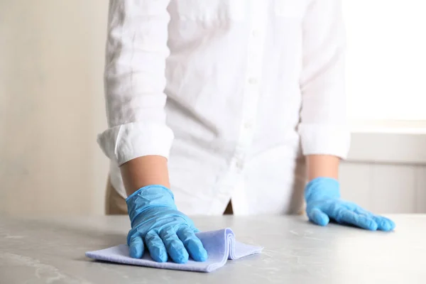 Frau Handschuhen Wischt Grauen Marmortisch Mit Lappen Nahaufnahme — Stockfoto