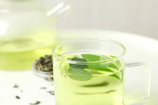 Tasse Aromatischer Grüner Tee Mit Blättern Auf Hellem Hintergrund Nahaufnahme — Stockfoto
