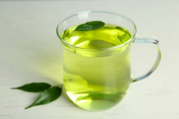 Чашка Ароматного Зеленого Чаю Листя Легкому Дерев Яному Столі — стокове фото