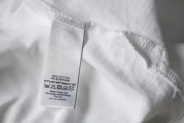 Etiqueta Ropa Con Símbolos Cuidado Contenido Material Camisa Blanca Vista — Foto de Stock