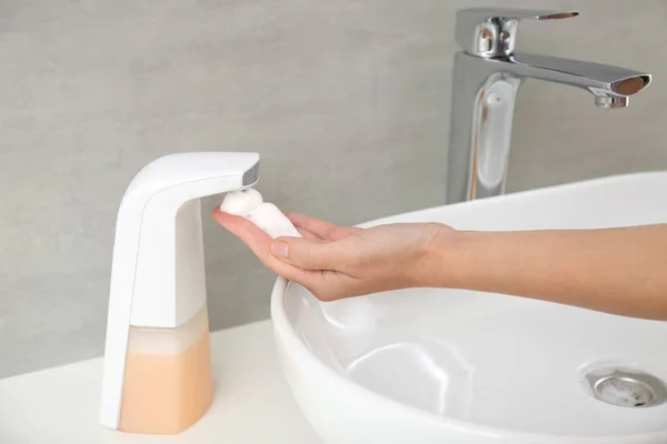 妇女在浴室使用自动肥皂分配器 特写镜头 — 图库照片