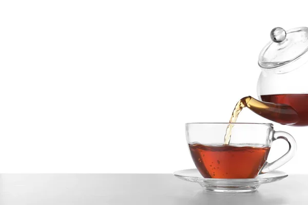 白を基調としたテーブルの上に 香り高い紅茶をグラスカップに入れます テキストのスペース — ストック写真