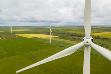 Bulutlu bir günde rüzgâr türbinlerinin hava görüntüsü