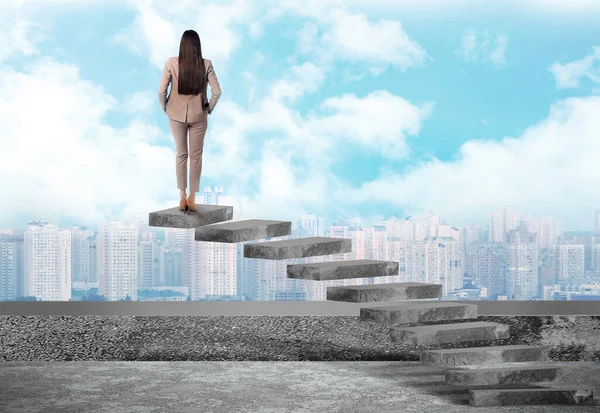 站在楼梯顶上看城市风景的女人 通向成功的道路 — 图库照片