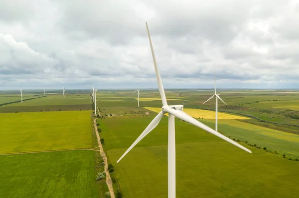 Utsikt Vindturbiner Felt Overskyet Dag – stockfoto