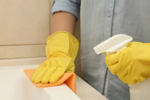 Woman Cleaning Sink Detergent Rag Bathroom Closeup — Stock Photo, Image