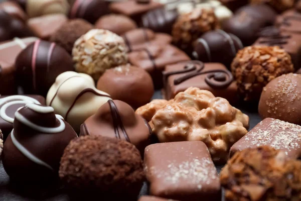 Különböző Finom Csokoládé Cukorka Mint Háttér Közelkép — Stock Fotó