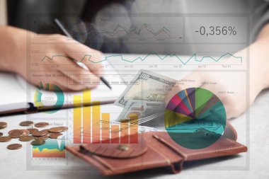 Eski ticaret. Masada ve tablolarda parası olan adam, yakın plan.