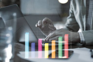 Eski ticaret. Ofis ve çizelgede dizüstü bilgisayarla çalışan adam, yakın plan