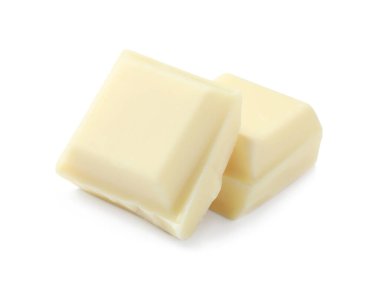 Lezzetli çikolata parçaları beyaza izole edilmiş.