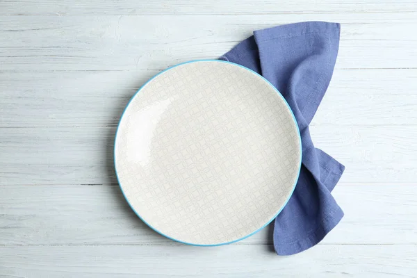 Assiette Vide Serviette Sur Table Bois Blanc Pose Plate — Photo