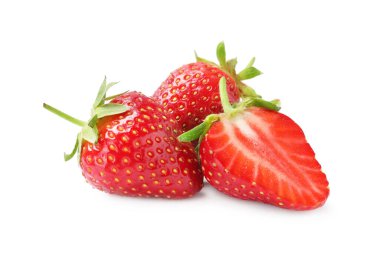 Lezzetli taze olgun çilekler beyazda izole edilmiş.