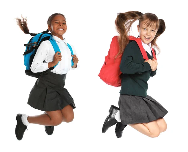 Niños Uniforme Escolar Saltando Sobre Fondo Blanco — Foto de Stock