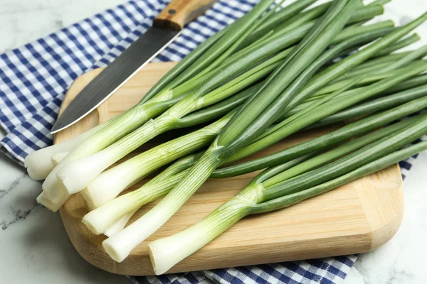 Fresh Green Spring Onions Wooden Board Closeup — Stock Photo, Image