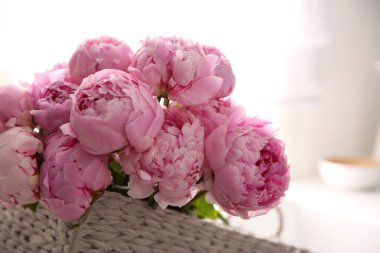 Mutfakta güzel pembe şakayıklı sepet, yakın plan.