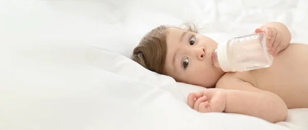 Leuke Kleine Baby Met Flesje Bed Ruimte Voor Tekst Banner — Stockfoto