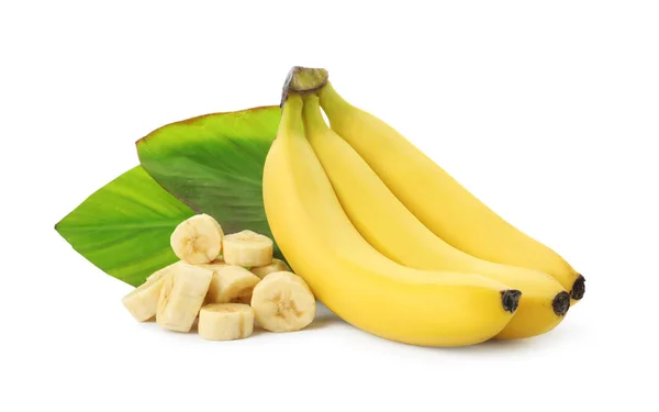 Läckra Mogna Bananer Med Blad Och Bitar Isolerade Vitt — Stockfoto