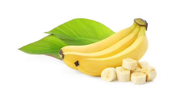 Lahodné Zralé Banány Listy Kousky Izolovanými Bílém — Stock fotografie