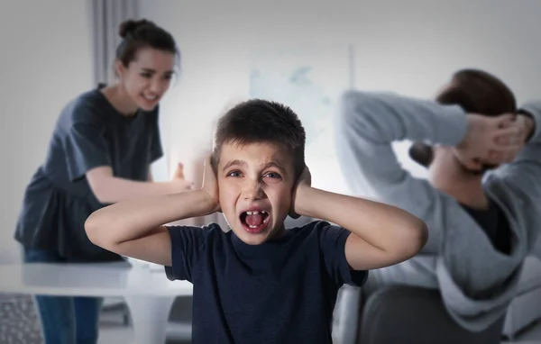 Doppelentblößung Des Verängstigten Kleinen Jungen Und Seiner Streitenden Eltern — Stockfoto