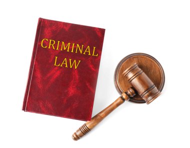 Gavel ve kitap beyaz arka plan, üst manzara. Ceza hukuku kavramı 