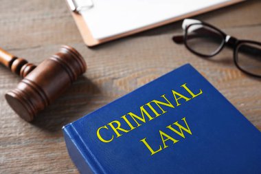 Gavel ve kitap ahşap masada. Ceza hukuku kavramı 