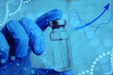 Doktor aşıyı arka planda tutuyor, yakın plan. Covid-19 önleme 