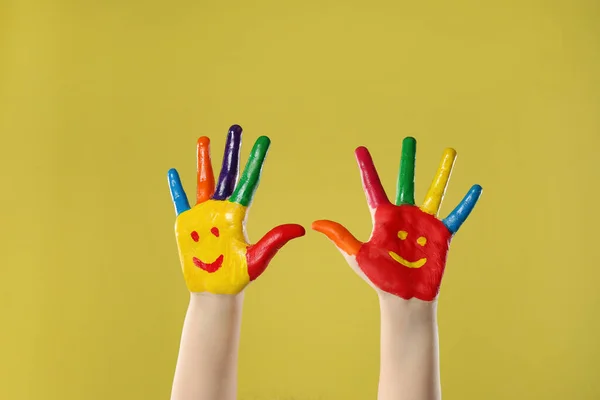 Criança Com Rostos Sorridentes Desenhados Nas Palmas Das Mãos Contra — Fotografia de Stock