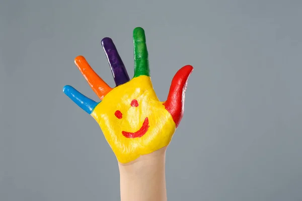 Enfant Visage Souriant Dessiné Sur Paume Sur Fond Gris Gros — Photo