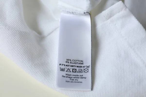 Etiqueta Ropa Con Símbolos Cuidado Contenido Material Camisa Blanca Vista — Foto de Stock