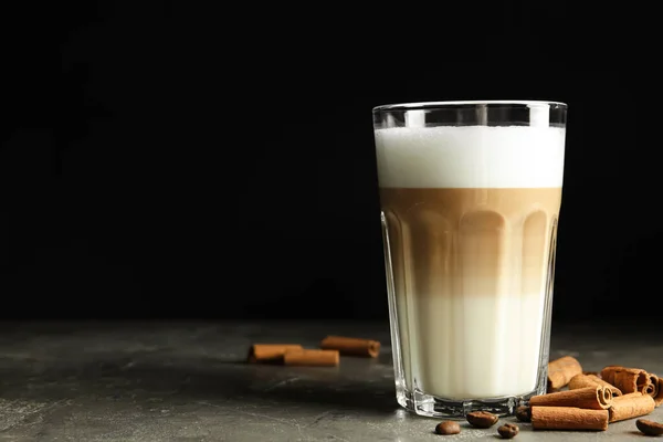 Délicieux Latte Macchiato Cannelle Sur Table Grise Sur Fond Noir — Photo