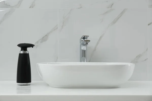 浴室水槽附近的现代自动肥皂分配器 — 图库照片