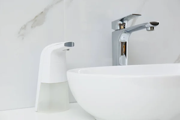 Moderne Automatische Seifenspender Der Nähe Waschbecken Badezimmer Nahaufnahme — Stockfoto