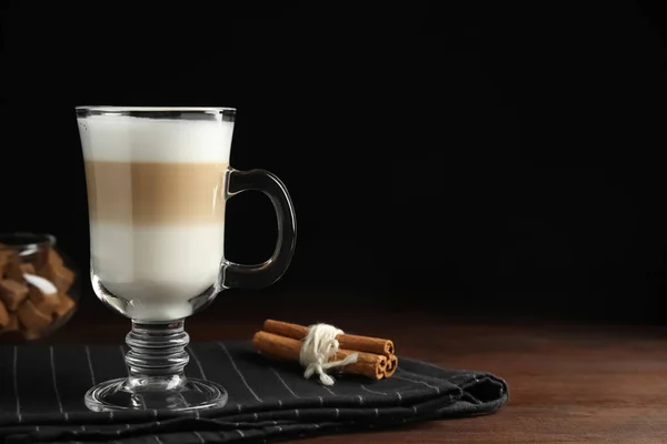 Latte Macchiato Lezat Dan Kayu Manis Atas Meja Kayu Dengan — Stok Foto