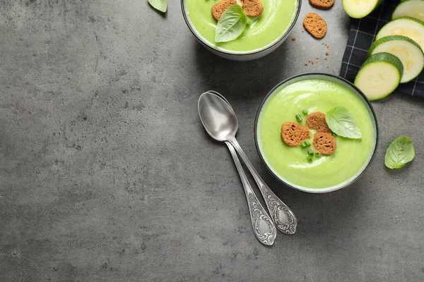 Savoureuse Soupe Crème Courgettes Maison Servie Sur Table Grise Plat — Photo