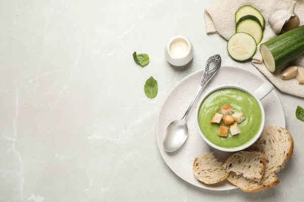 Soupe Crème Courgettes Maison Savoureuse Servie Sur Une Table Lumineuse — Photo