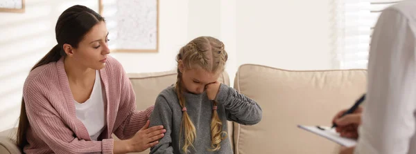 Menina Sua Mãe Consulta Com Psicoterapeuta Infantil Dentro Casa Design — Fotografia de Stock