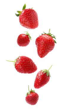 Beyaz arka plana düşen olgun çileklerle kurulmuş. 