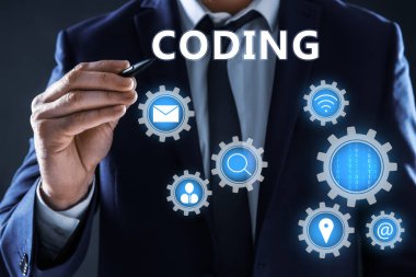 İş adamı sanal ekranda kodlama kelimesine işaret ediyor, yakın plan 