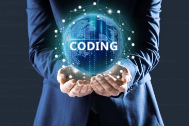 Dünya 'nın sanal görüntüsünü gösteren bir iş adamı, yakın plan. Kodlama ve programlama 