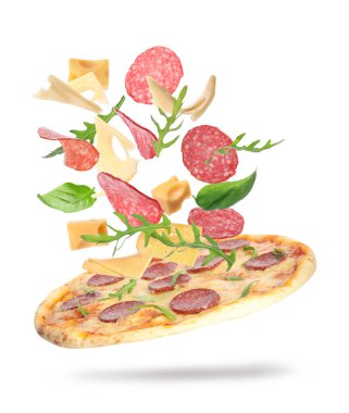 Beyaz arka planda uçan malzemeli lezzetli pizza.